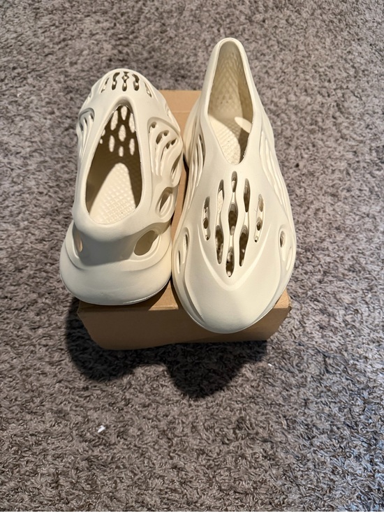 Yeezy Foam Runners in Off-White/Cream main image 4